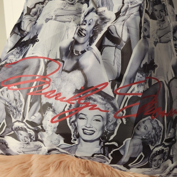 - NWT! Marilyn Monroe portable shopping bag with case. (O19) - Picture 4 of 9